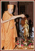 Swamishri performs abhishek of Shri Nilkanth Varni Maharaj