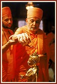 Swamishri performs abhishek of Shri Nilkanth Varni Maharaj