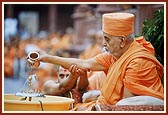 Swamishri performs abhishek of Shri Harikrishna Maharaj with holy water of Narayan Sarovar as part of the festival ritual