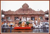 Swamishri engaged in darshan of Shri Harikrishna Maharaj (Shri Nilkanth Varni Abhishek Mandapam in the backdrop)