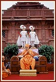 Swamishri engaged in darshan of Shri Harikrishna Maharaj (Shri Nilkanth Varni Abhishek Mandapam in the backdrop)