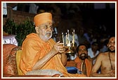 Swamishri performs fifth arti