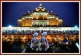 Devotees listen to Swamishri's Jal Jhilani festival blessings