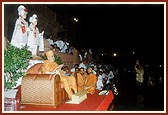 Devotees on the banks of Narayan Sarovar listen to Swamishri's blessings for the Jal Jhilani festival