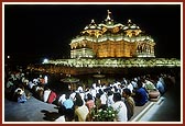 Devotees on the banks of Narayan Sarovar listen to Swamishri's blessings for the Jal Jhilani festival