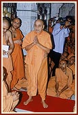Swamishri engaged in darshan of Brahmaswarup Shri Shastriji Maharaj