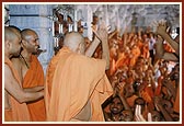 Swamishri joins in singing kirtan