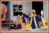 Swamishri is pleased with the devotional singing of a Sikh devotee
