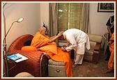 Governor of Himachal Pradesh, Shri Kokje receives Swamishri's blessings