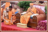Swamishri humbly engaged in darshan
