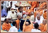 Offering of thal to Shri Harikrishna Maharaj after each arti