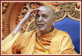 Swamishri blesses the satsang assembly