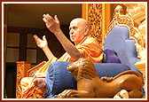Swamishri blesses the assembly