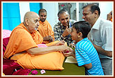 Swamishri blesses and guides children