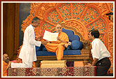 Karykar Din - volunteer present their prayers to Swamishri