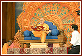 Karykar Din - volunteer present their prayers to Swamishri