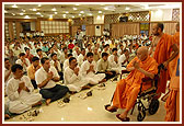 Swamishri blesses the devotees engaged in Guru Pujan rituals