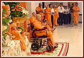 Swamishri blesses the devotees engaged in Guru Pujan rituals