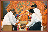 Karyakars of Mumbai Mandal garland Swamishri