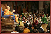Swamishri blesses the participants and audience
