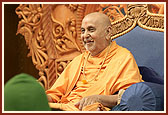 Swamishri blesses the participants and audience