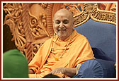 Swamishri blesses the participants and audience