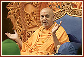 Swamishri blesses the participants and audience
