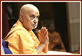 Swamishri humbly bows to all after his morning puja