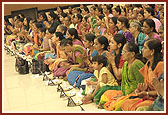 The women devotees engaged in darshan