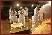 Karyakars come for samip darshan