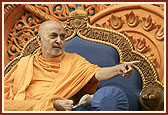 Swamishri blesses the satsang assembly