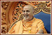 Swamishri blesses the satsang assembly