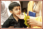 Swamishri blesses and guides children
