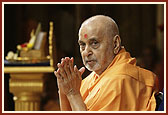 Swamishri humbly bows to all after his morning puja