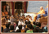 Swamishri blesses the participants and audience