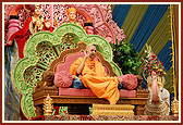 Swamishri blesses the assembly