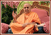 Swamishri blesses the satsang assembly