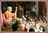 Swamishri blesses the Bal Din assembly