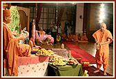 Swamishri performs festival arti 