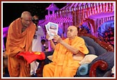 Swamishri inaugurates a new publication
