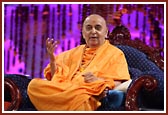 Swamishri blesses the assembly