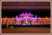 Swamishri blesses the assembly