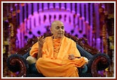 Swamishri blesses the assembly