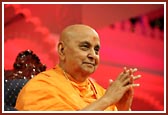 Swamishri during Kartiki Purnima assembly