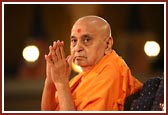 Swamishri bids Jai Swaminarayan to all
