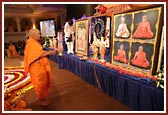 Swamishri performs murti-pratishtha arti