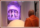 Swamishri engaged in Thakorji's darshan