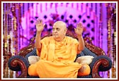Swamishri blesses the assembly 