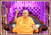 Swamishri blesses the assembly 