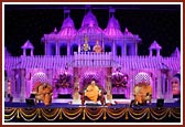 Swamishri blesses the assembly 